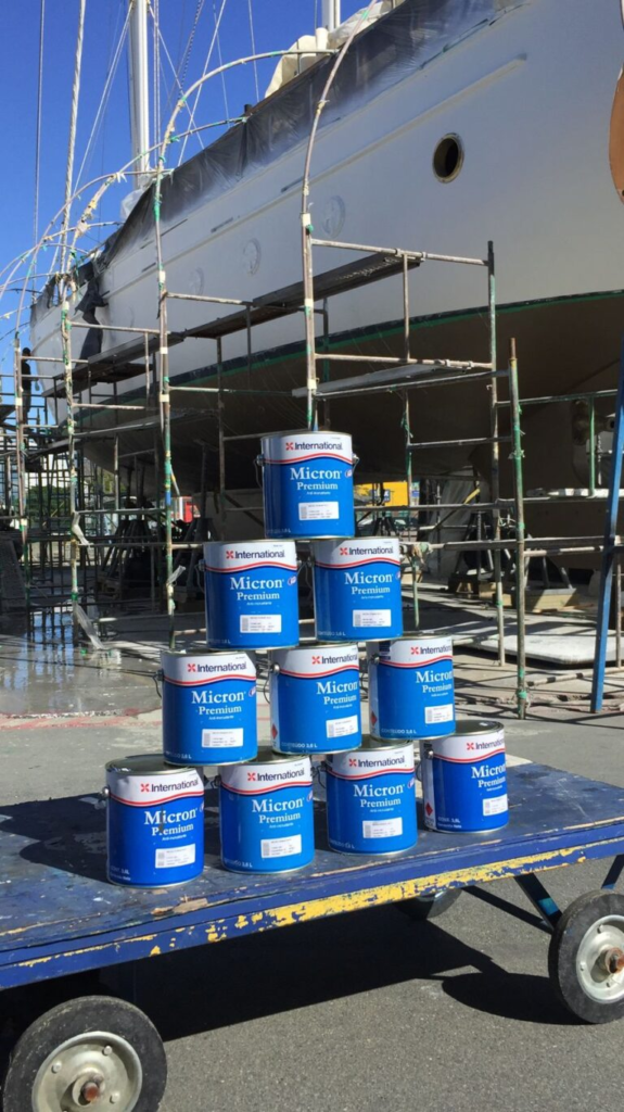 Dicas e soluções para manutenção náutica, com produtos de alta performance e orientações técnicas especializadas para cuidar da sua embarcação o ano todo.